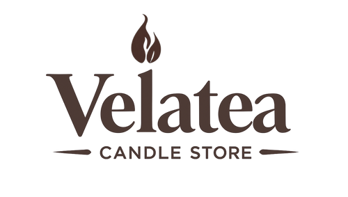 Logotipo marrón de Velatea Candle Store, marca de velas artesanales y wax melts ecológicos hechos a mano en España.